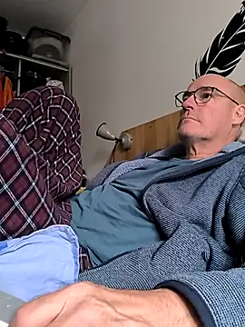 Snapshot of bogland33 chatting on September 25, 2025, 4:46 pm bogland33 online show from September 25, 2025, 4:46 pm