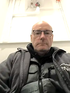 Snapshot of bogland33 chatting on October 9, 2025, 10:49 am bogland33 online show from October 9, 2025, 10:49 am