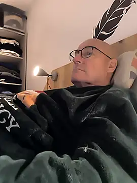 Snapshot of bogland33 chatting on November 23, 2025, 9:58 pm bogland33 online show from November 23, 2025, 9:58 pm