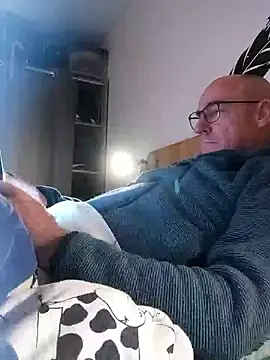 Snapshot of bogland33 chatting on January 14, 2026, 7:28 pm bogland33 online show from January 14, 2026, 7:28 pm