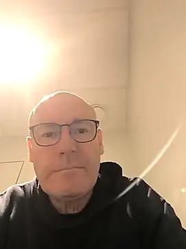 Snapshot of bogland33 chatting on November 4, 2025, 4:33 pm bogland33 online show from November 4, 2025, 4:33 pm