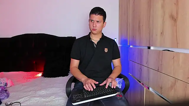 ANDREZALVAREZ online show from November 1, 2025, 2:07 am