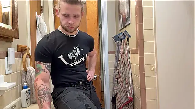 Snapshot of DaddydayDrinkzz chatting on November 3, 2025, 7:02 am DaddydayDrinkzz online show from November 3, 2025, 7:02 am