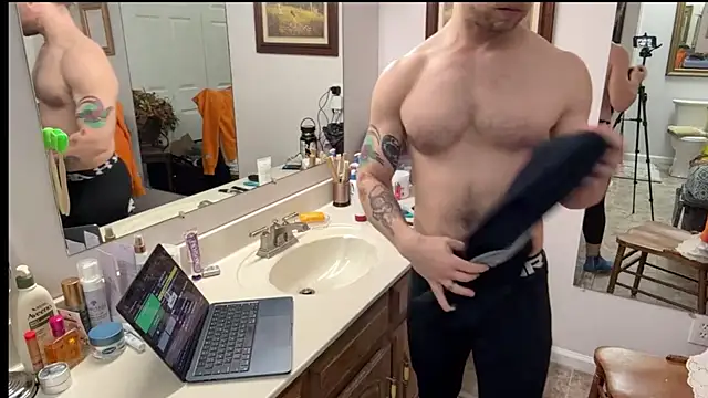 Snapshot of DaddydayDrinkzz chatting on February 8, 2025, 5:40 am DaddydayDrinkzz online show from February 8, 2025, 5:40 am