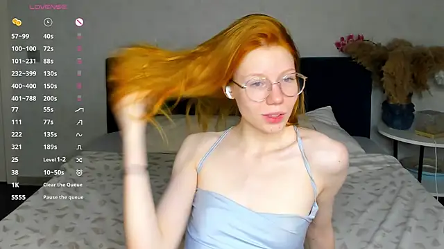 Esme Runn online show from October 22, 2025, 3:28 am