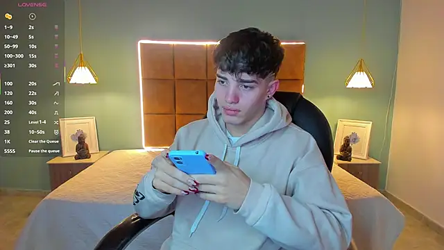 AlejooTwink online show from October 12, 2025, 8:43 pm