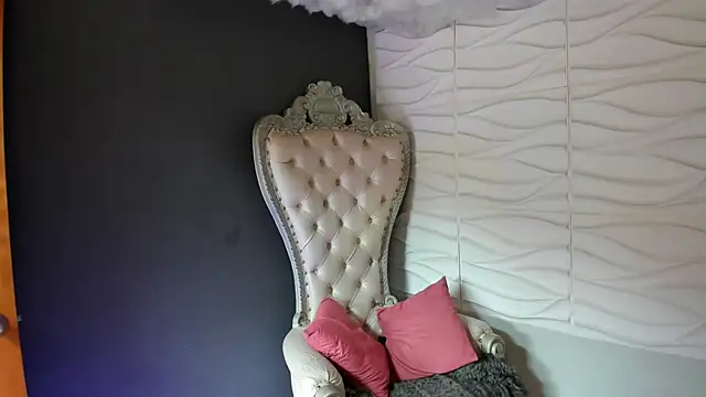 Layla 707 online show from April 10, 2026, 6:59 pm