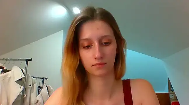 Snapshot of LUNA_delight chatting on December 6, 2024, 5:49 pm LUNA delight online show from December 6, 2024, 5:49 pm