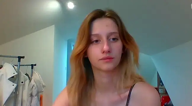 Snapshot of LUNA_delight chatting on December 4, 2024, 7:44 am LUNA delight online show from December 4, 2024, 7:44 am