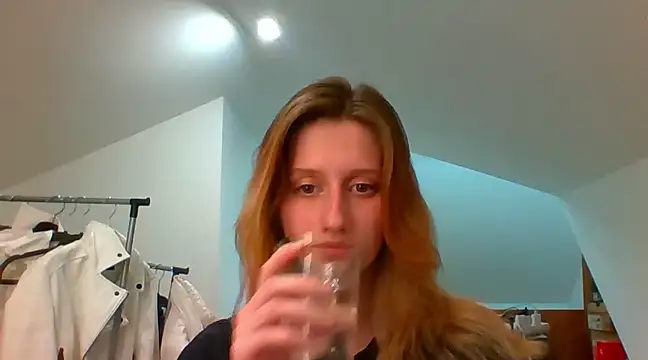 Snapshot of LUNA_delight chatting on December 11, 2024, 2:44 pm LUNA delight online show from December 11, 2024, 2:44 pm