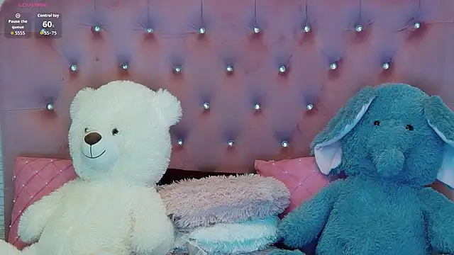 Snapshot of SophiaStarr chatting on November 15, 2025, 7:40 pm SophiaStarr online show from November 15, 2025, 7:40 pm