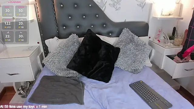 Snapshot of Miranda_Foxx chatting on October 22, 2025, 5:34 pm Miranda Foxx online show from October 22, 2025, 5:34 pm