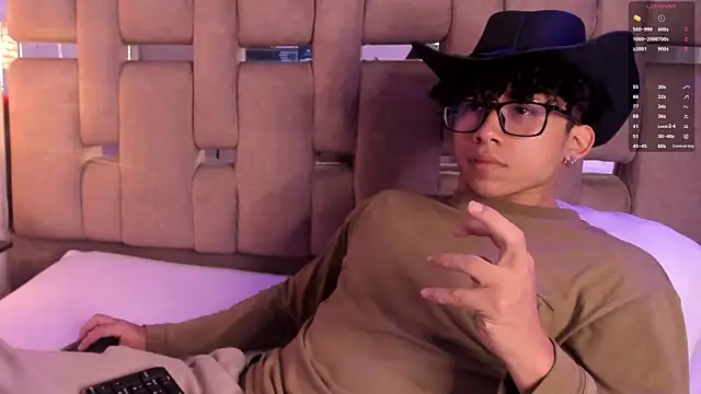 AkazaBoy  online show from November 18, 2025, 4:38 am