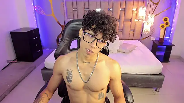 AkazaBoy  online show from March 2, 2025, 4:39 am