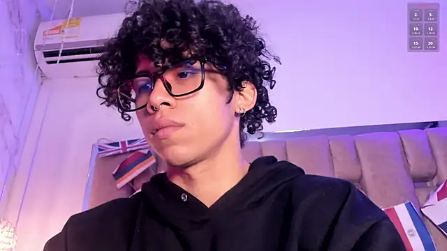 Snapshot of AkazaBoy_ chatting on July 1, 2026, 8:53 pm AkazaBoy online show from July 1, 2026, 8:53 pm