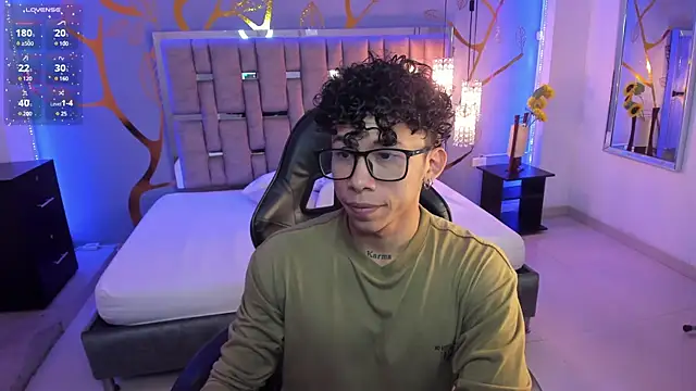 AkazaBoy  online show from February 28, 2025, 5:04 am