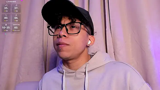 AkazaBoy  online show from March 18, 2026, 4:59 am