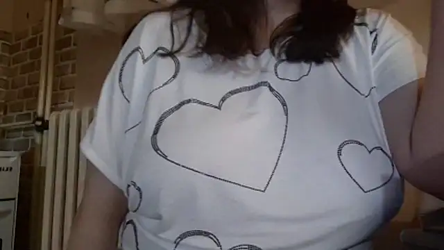 Snapshot of AalinnaK chatting on November 19, 2025, 12:16 pm AalinnaK online show from November 19, 2025, 12:16 pm