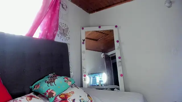 Snapshot of miss_julietaa chatting on December 4, 2025, 3:33 pm miss julietaa online show from December 4, 2025, 3:33 pm