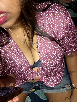 Snapshot of IndieSM chatting on October 5, 2025, 7:59 pm IndieSM online show from October 5, 2025, 7:59 pm