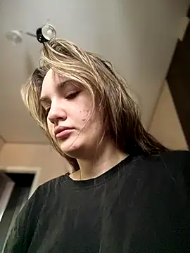 Holly Molii online show from November 29, 2025, 7:08 am