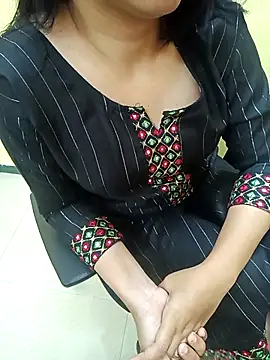 Snapshot of yourtamilcouple chatting on March 2, 2026, 9:05 am yourtamilcouple online show from March 2, 2026, 9:05 am