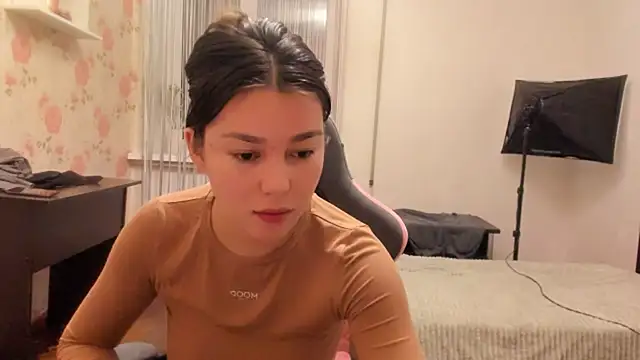 Snapshot of LunaXmii chatting on December 8, 2024, 1:30 am LunaXmii online show from December 8, 2024, 1:30 am