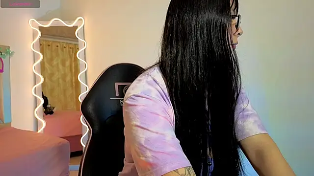 hina tay online show from November 4, 2025, 3:21 am