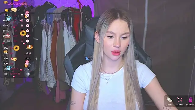 Snapshot of doll_barbieee chatting on November 29, 2025, 12:44 am doll barbieee online show from November 29, 2025, 12:44 am