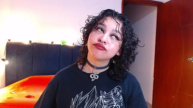 Snapshot of Bitsy_Messy chatting on June 21, 2026, 1:33 am Bitsy Messy online show from June 21, 2026, 1:33 am