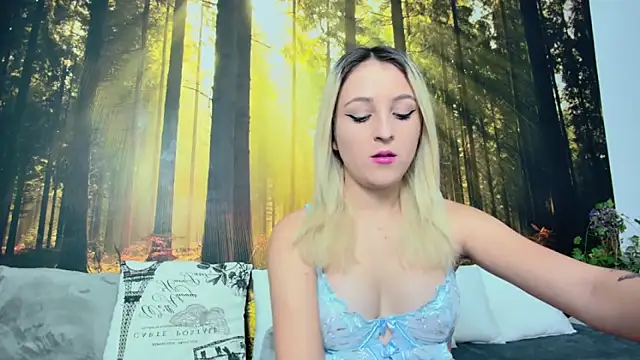 LittleAngelXO online show from November 19, 2025, 9:48 pm