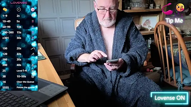 Adamdaddybear online show from October 15, 2025, 7:38 am