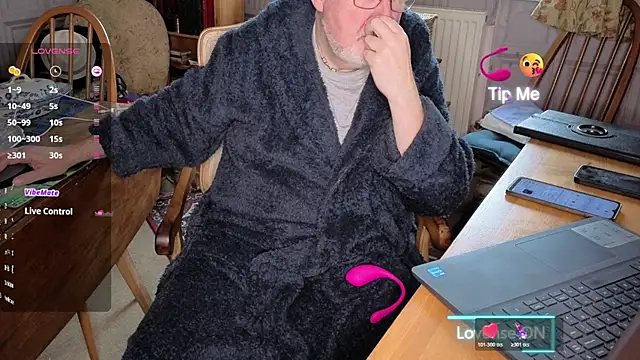 Adamdaddybear online show from November 16, 2025, 9:36 am