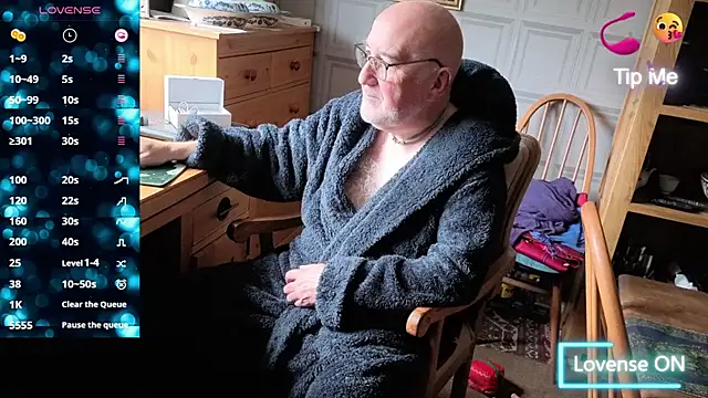 Adamdaddybear online show from October 8, 2025, 7:54 am