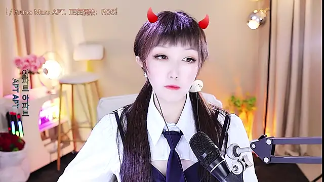 Snapshot of xiaoya666--baby chatting on October 30, 2025, 3:42 pm xiaoya666--baby online show from October 30, 2025, 3:42 pm