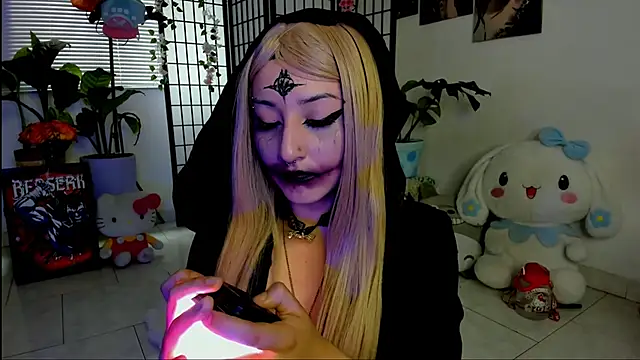 julyana  online show from November 8, 2025, 5:27 pm