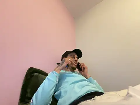 Snapshot of Rebeu313 chatting on February 13, 2026, 12:32 am Rebeu313 online show from February 13, 2026, 12:32 am