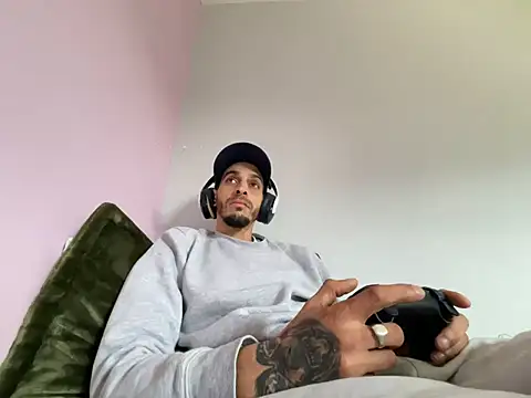 Snapshot of Rebeu313 chatting on February 23, 2026, 11:00 am Rebeu313 online show from February 23, 2026, 11:00 am