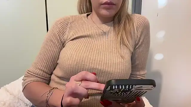 MissBella131 online show from November 12, 2025, 2:43 pm