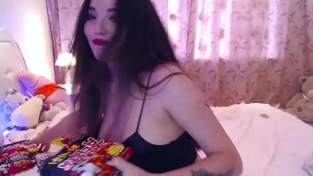 lilianbee online show from April 14, 2026, 9:09 pm