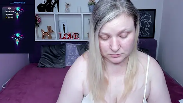 Snapshot of AnnaXCherri chatting on November 25, 2025, 4:13 am AnnaXCherri online show from November 25, 2025, 4:13 am