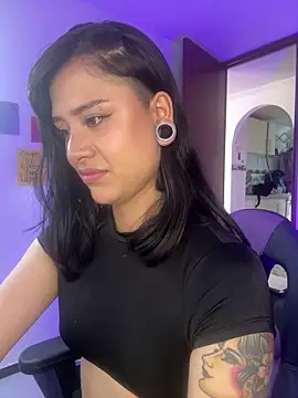 Snapshot of _Valkyrie chatting on December 18, 2025, 5:17 pm Valkyrie online show from December 18, 2025, 5:17 pm