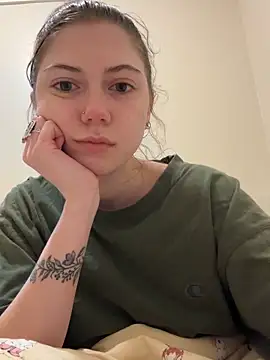 emilycoco online show from February 20, 2026, 4:42 am