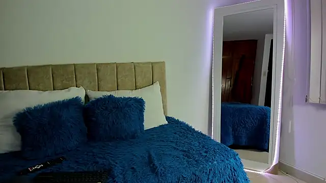 cristalwalker   online show from October 26, 2025, 10:37 am