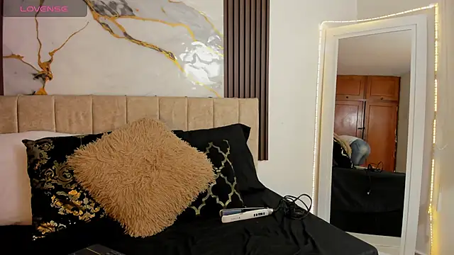 Snapshot of cristalwalker__ chatting on July 1, 2026, 11:21 am cristalwalker online show from July 1, 2026, 11:21 am