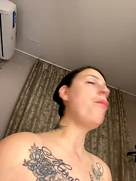 Lola Hale online show from November 16, 2025, 6:01 pm