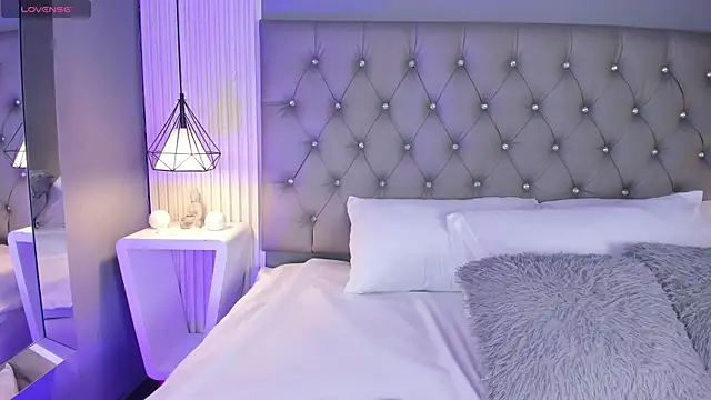 VioletthaRous online show from March 26, 2026, 10:40 pm