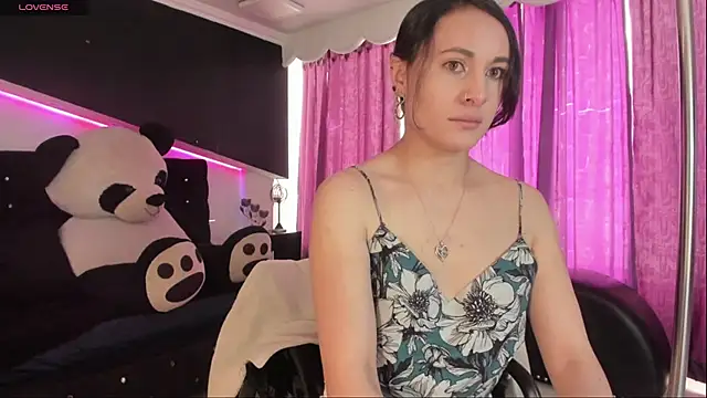 Coral Gibson online show from November 30, 2025, 1:01 pm