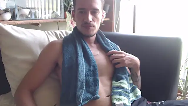 roystonee01 online show from February 14, 2026, 3:01 pm