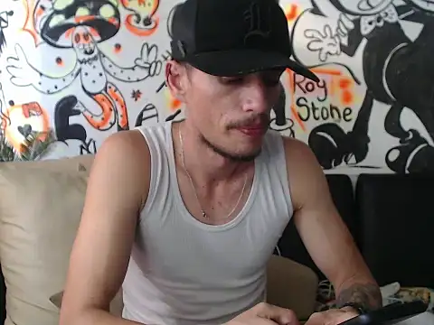 roystonee01 online show from October 6, 2025, 9:04 pm